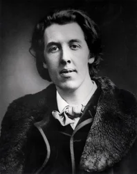 Portret van Oscar Wilde (1854-1900) met een overjas met bontkraag gekocht voor zijn reis naar Amerika, 1881